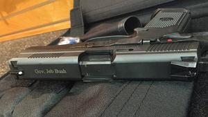 Fotografía de una pistola difundida por Jeb Bush en su tuit.
