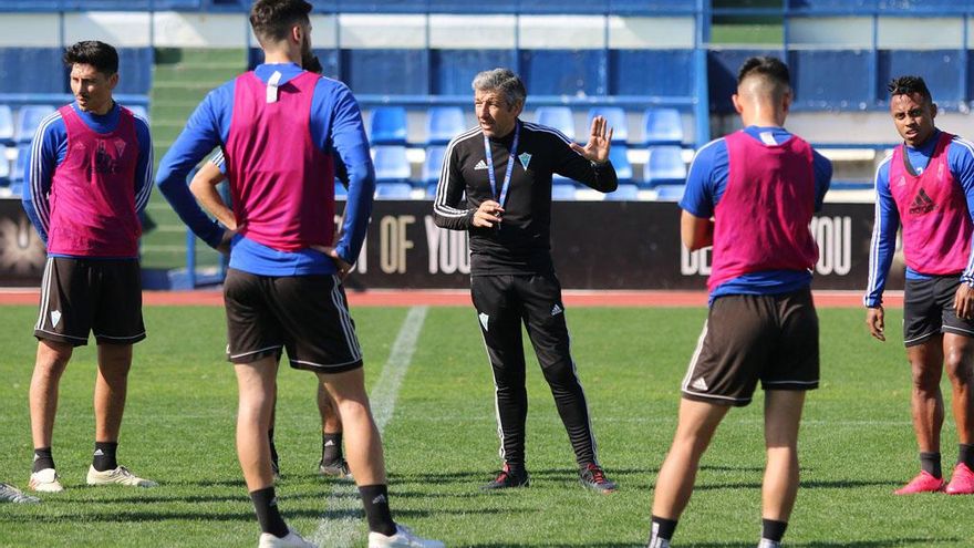 David Cubillo, junto a algunos jugadores de la plantilla marbellí durante un entrenamiento.