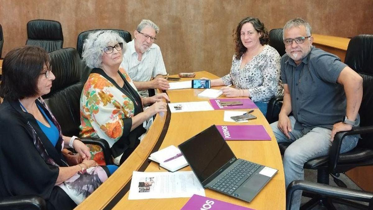 Reunión de Podemos con la Plataforma de Asociaciones Memorialistas de Aragón.