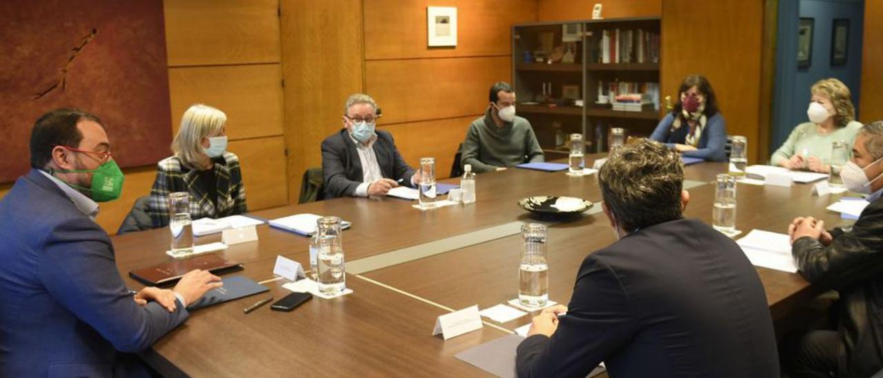 Adrián Barbón; la directora general de Ganadería y Salud Animal, Rocío Huerta; el presidente de Asaja, Ramón Artime; el vocal de Asaja Gonzalo Suero; la directora técnica de Coag, Clara Esther Rodríguez Guerra; la secretaria general de Coag, Mercedes Cruzado; el secretario general de UCA, José Ramón García Alba, y, de espaldas, el consejero de Medio Rural, Alejandro Calvo. | Principado de Asturias