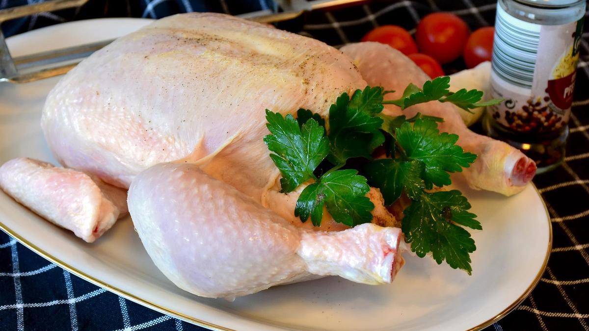 El pollo debe estar limpio de pieles y grasa antes de cocinarlo.