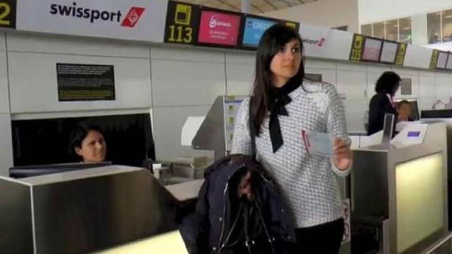 Una joven se salva tras cambiar el billete para volar desde Alicante