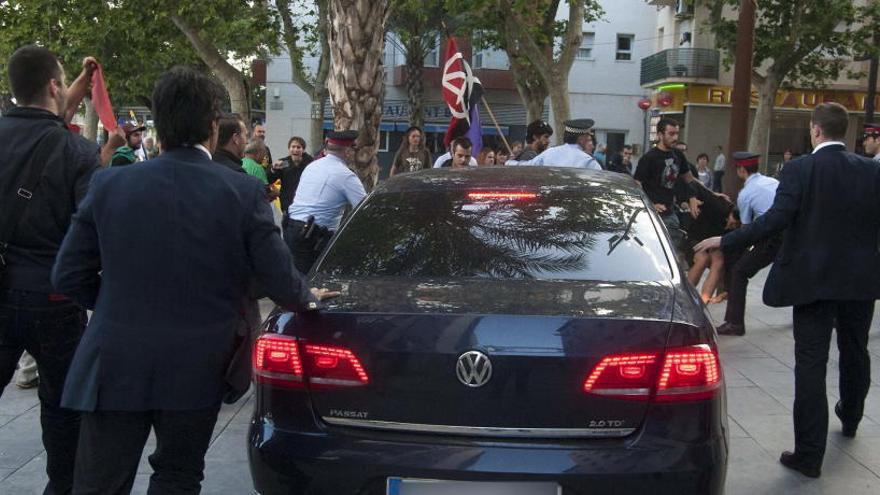 Unos 50 manifestantes atacaron el coche de Montoro.