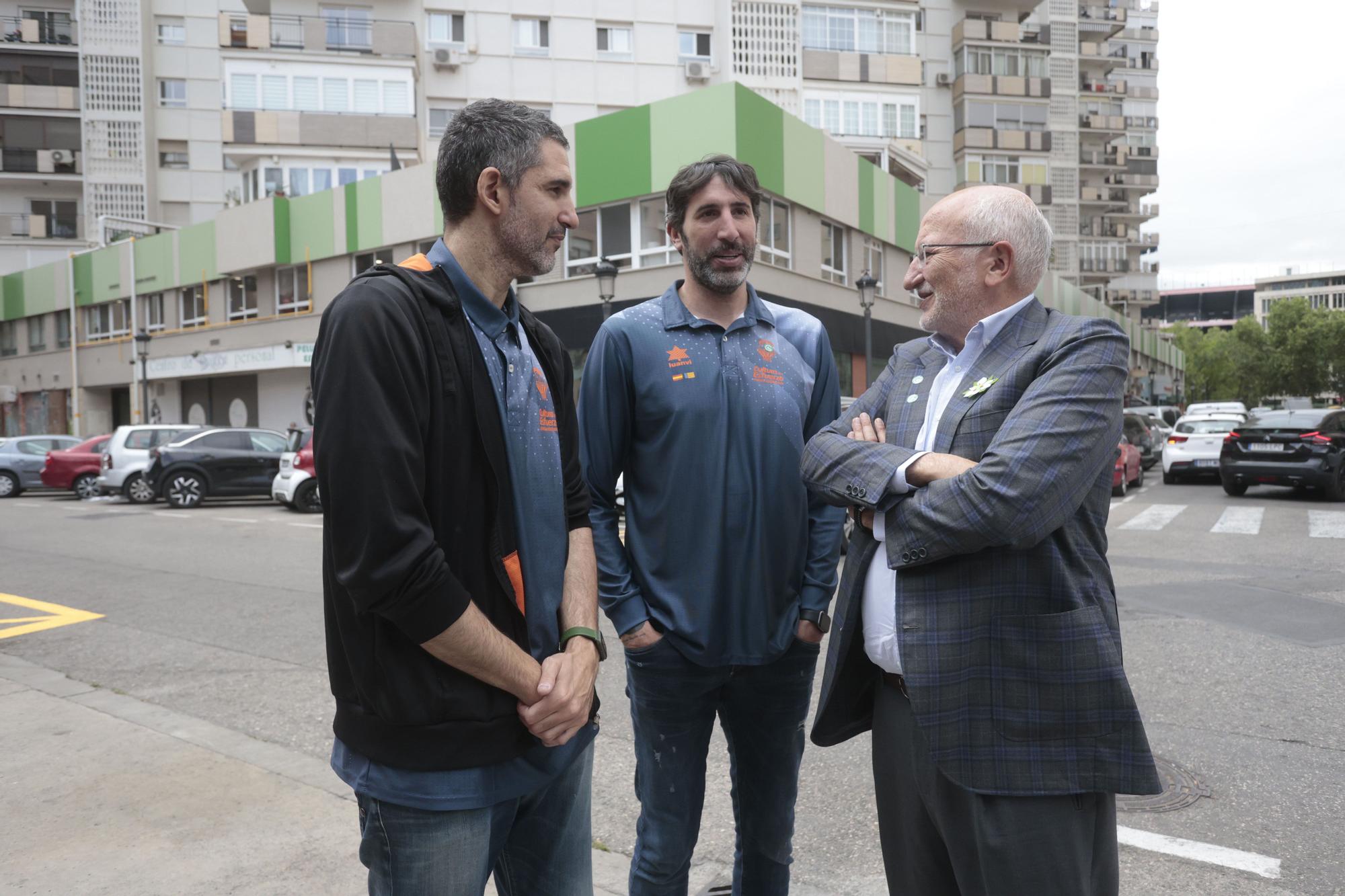 Mesa de cuestación contra el cáncer con Valencia Basket, Juan Roig y Hortensia Herrero