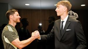 Dean Huijsen y Xabi Alonso, este martes en Valdebebas.