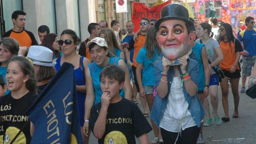 Desfile de cabezudos por una de las calles de la villa.