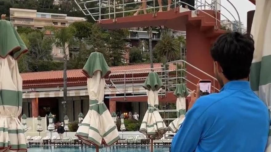 Alcaraz graba el salto a la piscina de Sinner tras ganar el Masters 1000 de Montecarlo