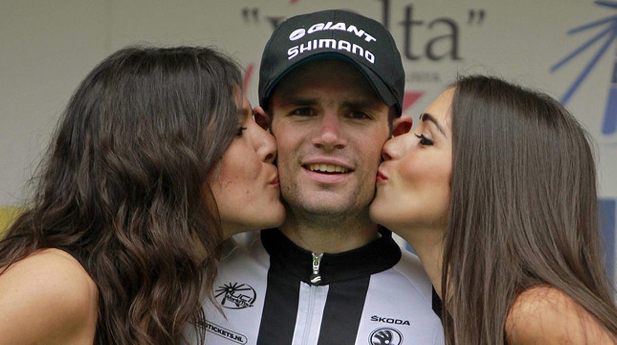 Luka Mezgec, del Giant Shimano, al podi de Girona, després de la seva segona victòria consecutiva a la Volta.