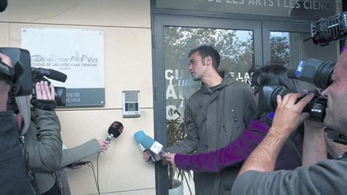 Periodistas y cámaras aguardan información a las puertas de las oficinas de la Ciudad de las Artes y las Ciencias, ayer.