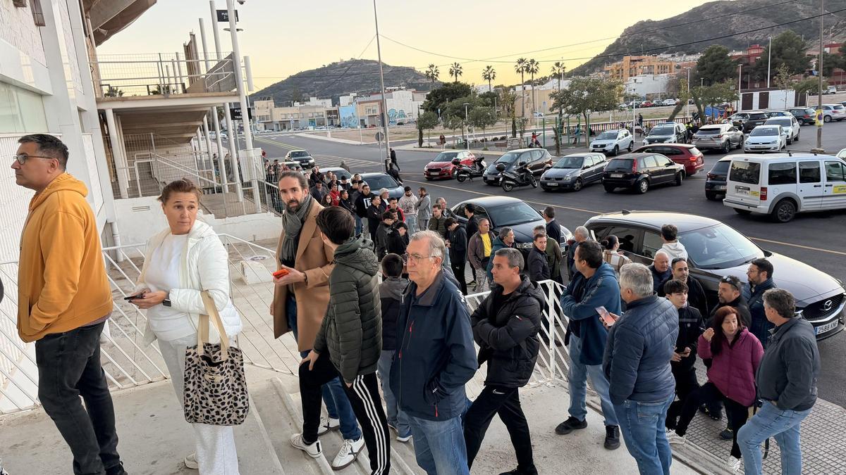 Aficionados en las puertas del estadio Cartagonova para comprar entradas para el derbi FC Cartagena-Real Murcia
