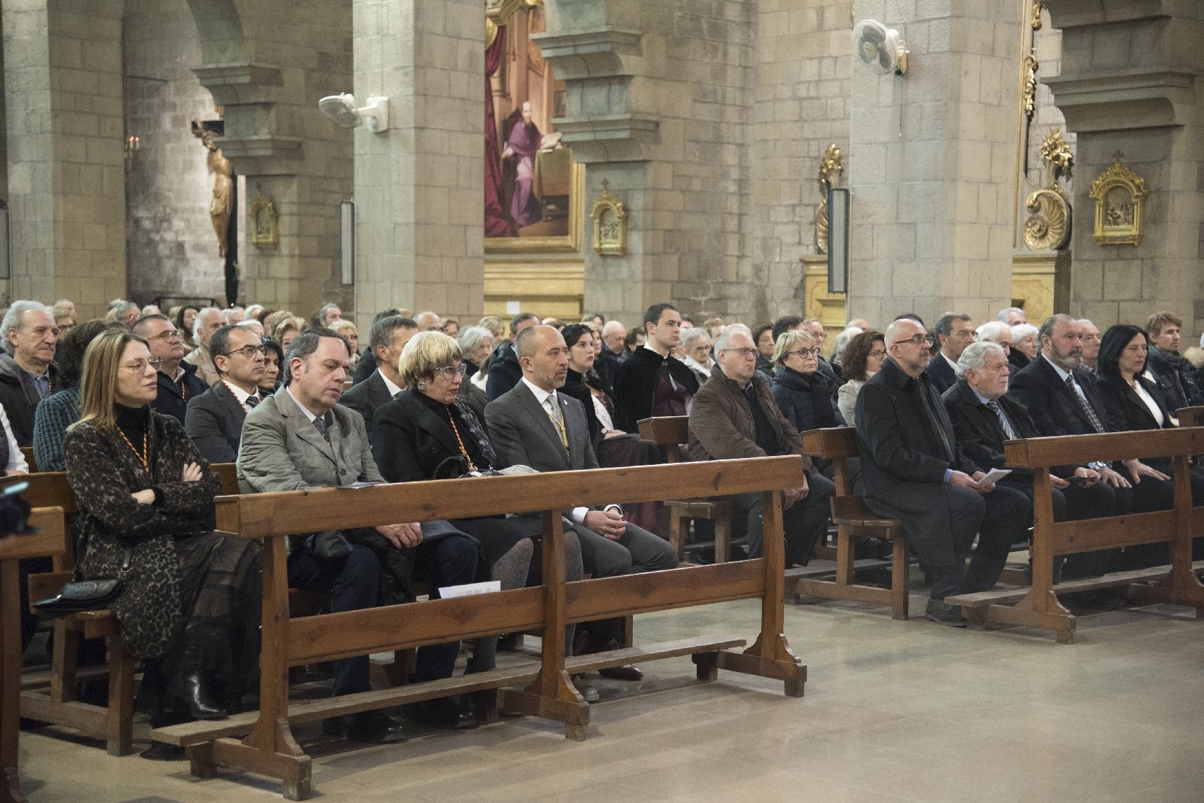 El bisbe defensa els oficis tradicionals a la missa de la Llum que ha omplert el Carme