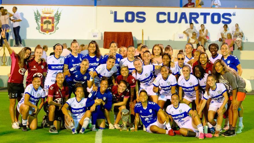 La UDG Tenerife Egatesa celebra el triunfo conseguido en el campo de Los Cuartos. | | UDG TENERIFE