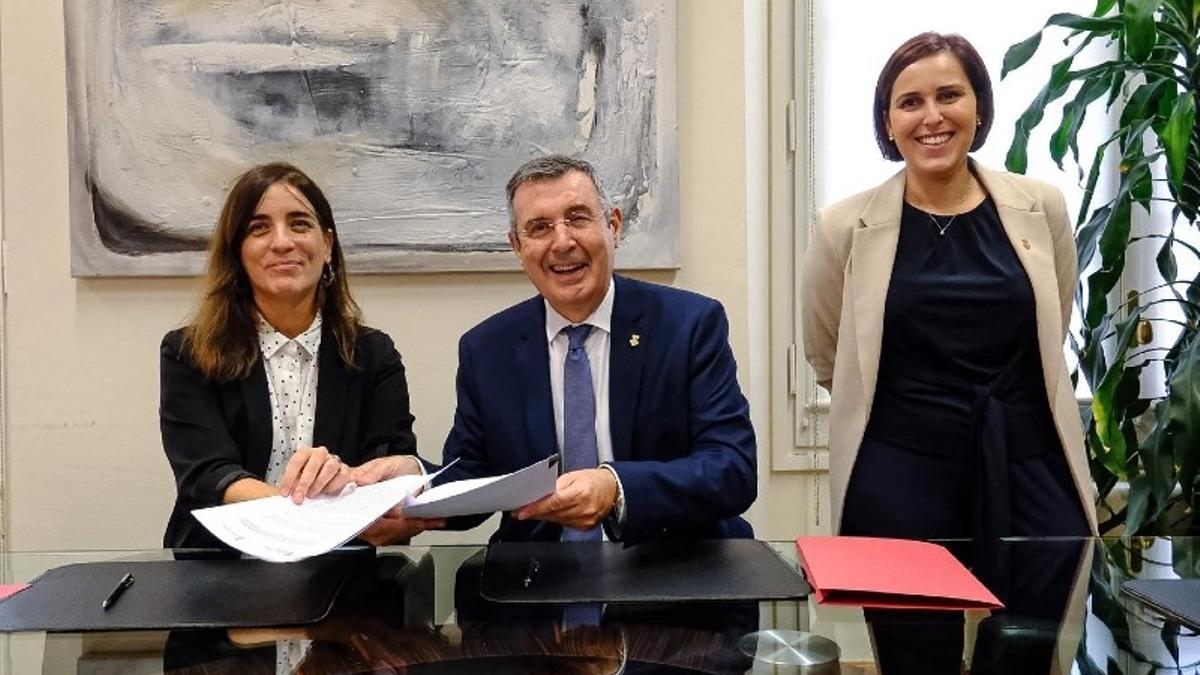 La consellera Núria Montserrat i el president de la Diputació, Miquel Noguer, durant la signatura del conveni, amb la diputada Míriam Lanero.