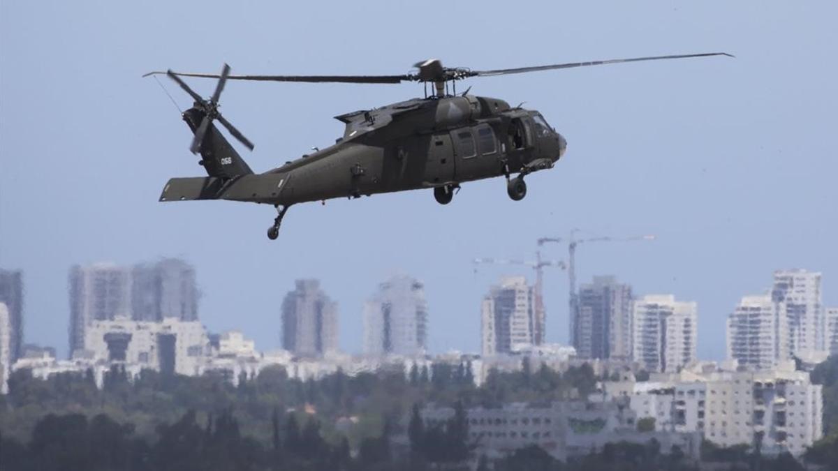 Un helicóptero 'Blackhawk' se acerca para aterrizar en el aeropuerto Ben Gurion, en las afueras de Tel-Aviv, como parte de los preparativos finales para la llegada de Trump a Israel, el 21 de mayo.