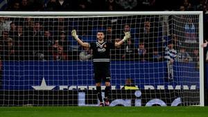 Joan García, bajo palos, en un encuentro en el RCDE Stadium.