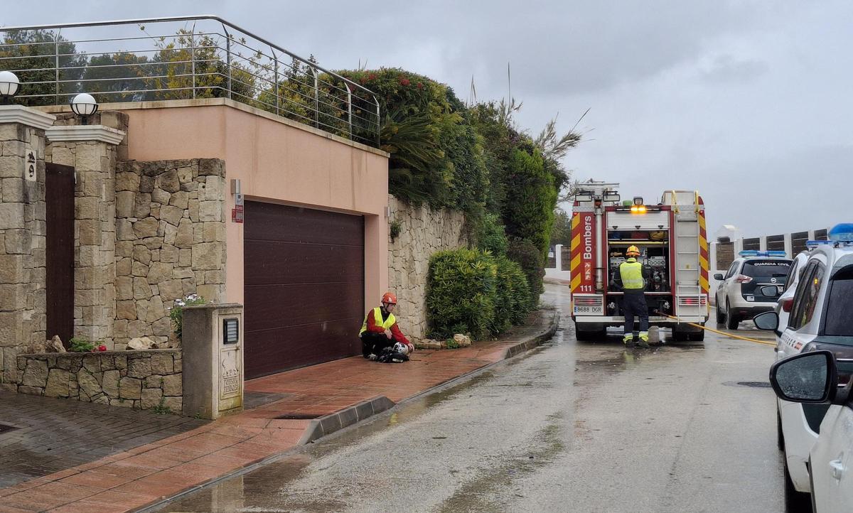 Los bomberos y los vehículos policiales