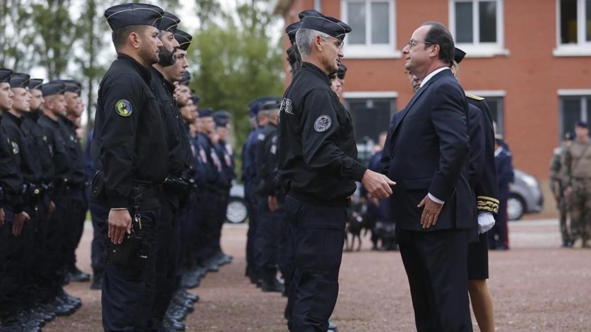 François Hollande visita la gendamería de Calais.