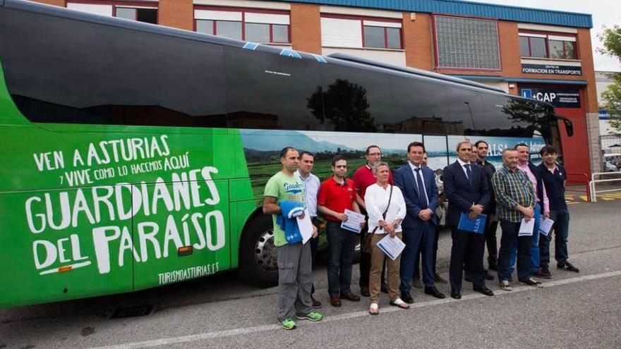 Foto de familia de los primeros beneficiarios de las becas de Alsa para incorporar personal con discapacidad, con el presidente, Jacobo Cosmen, y el consejero de Empleo, Francisco Blanco.