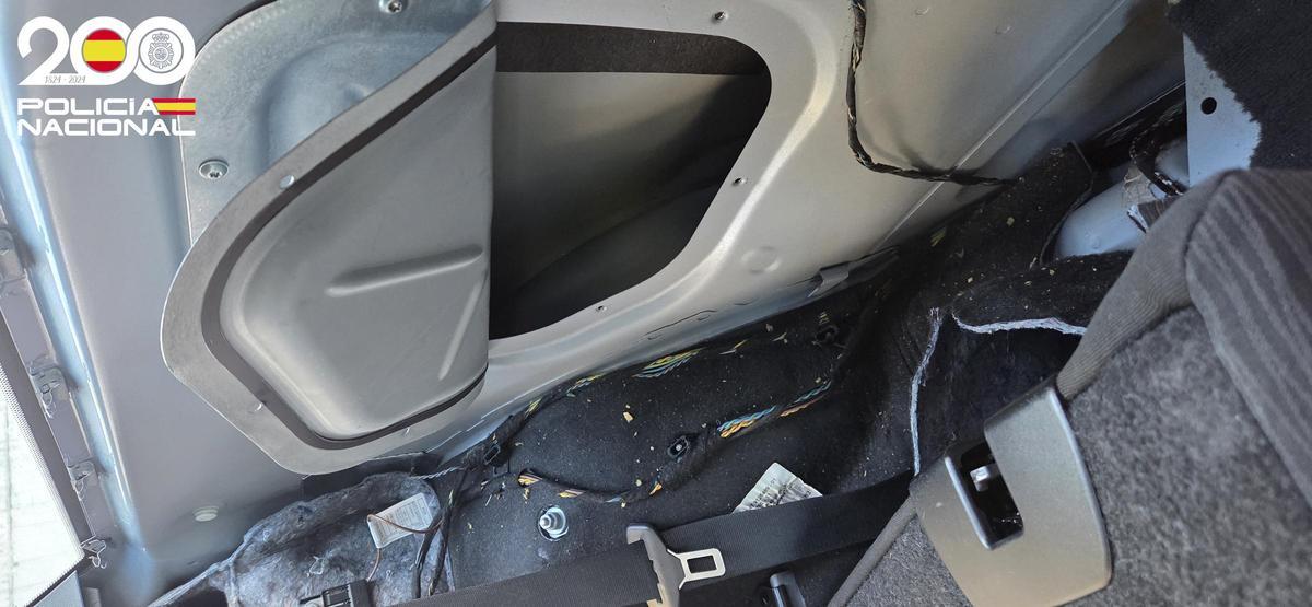 El compartimiento oculto de la droga dentro del coche