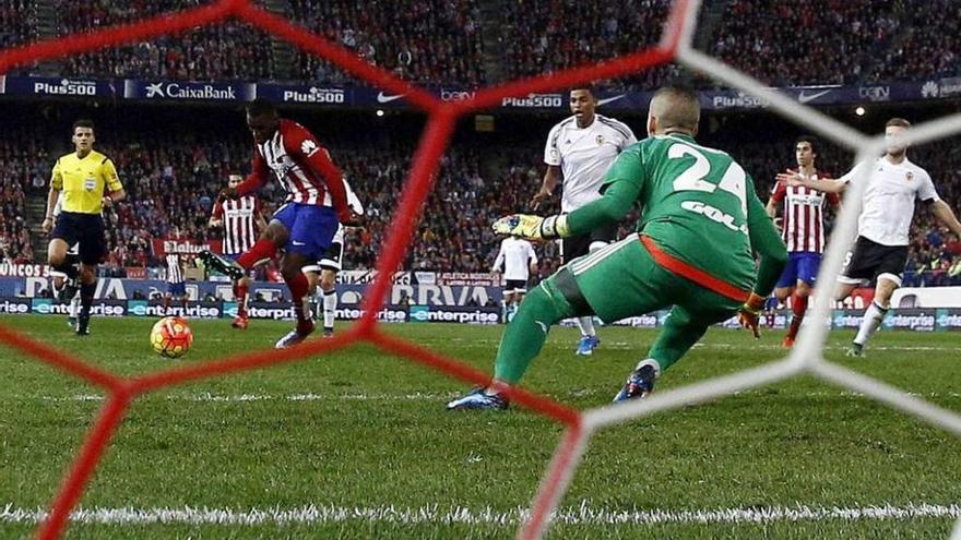 Jackson toca con el interior en el remate del primer gol del Atlético.
