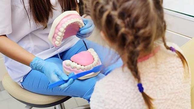 La caries infantil es el problema de salud dental más importante de los niños.