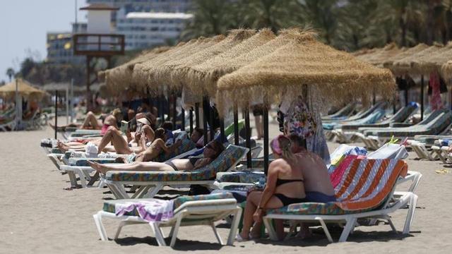 Vista panorámica de una de las principales playas de Torremolinos, la del Bajondillo..