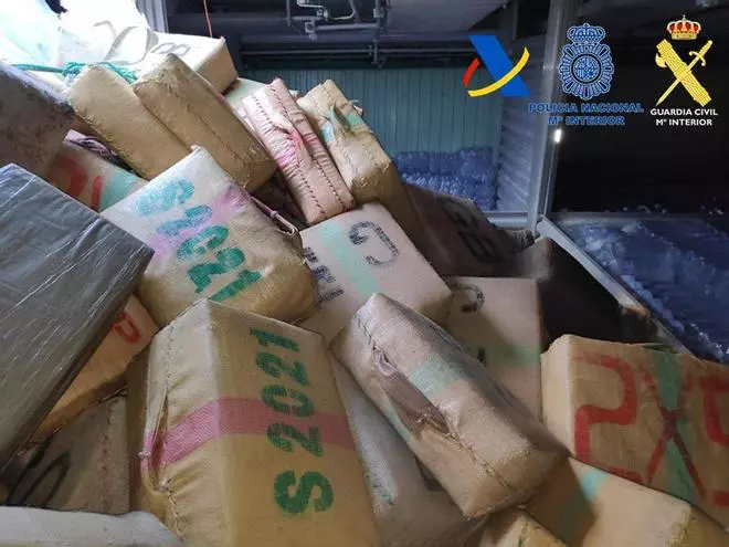 Apresan un pesquero con 15 toneladas cerca de Canarias gracias a un "soplo" gallego