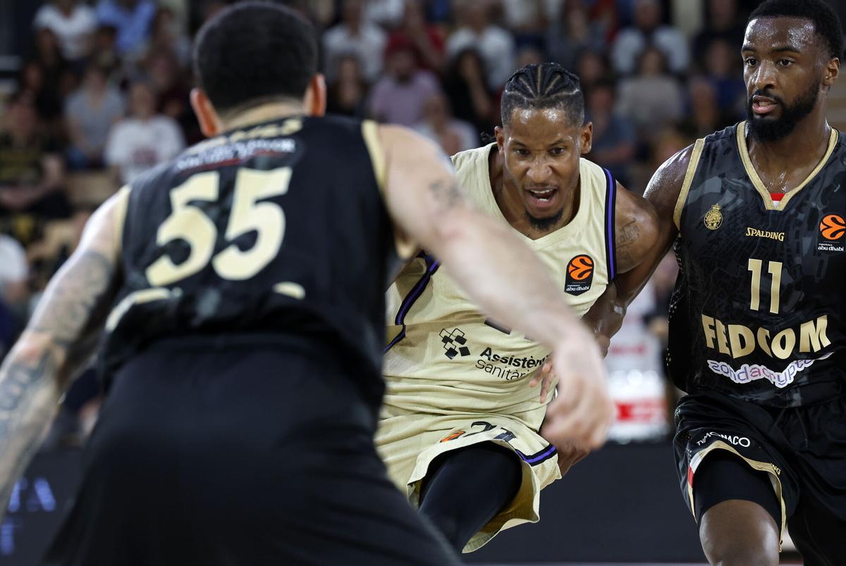 Will Clyburn, tras superar a Alpha Diallo, trata de penetrar ante la oposición de  Mike James.