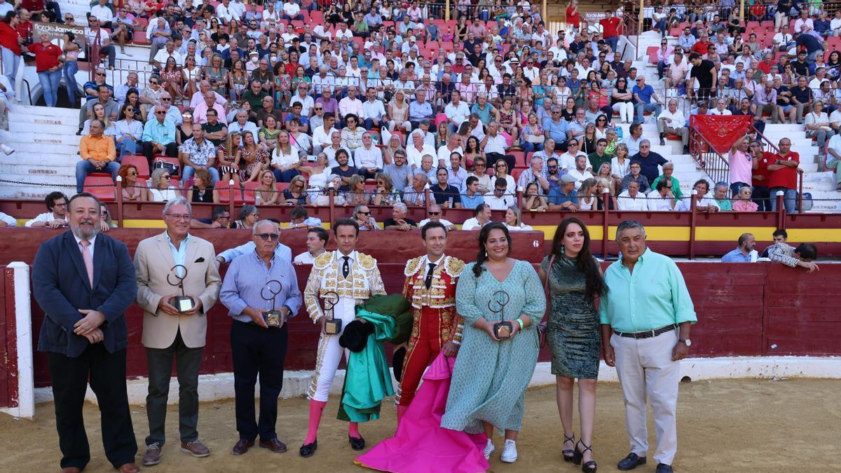 Familiares, amigos y compañeros de los diestros acudieron a la corrida.