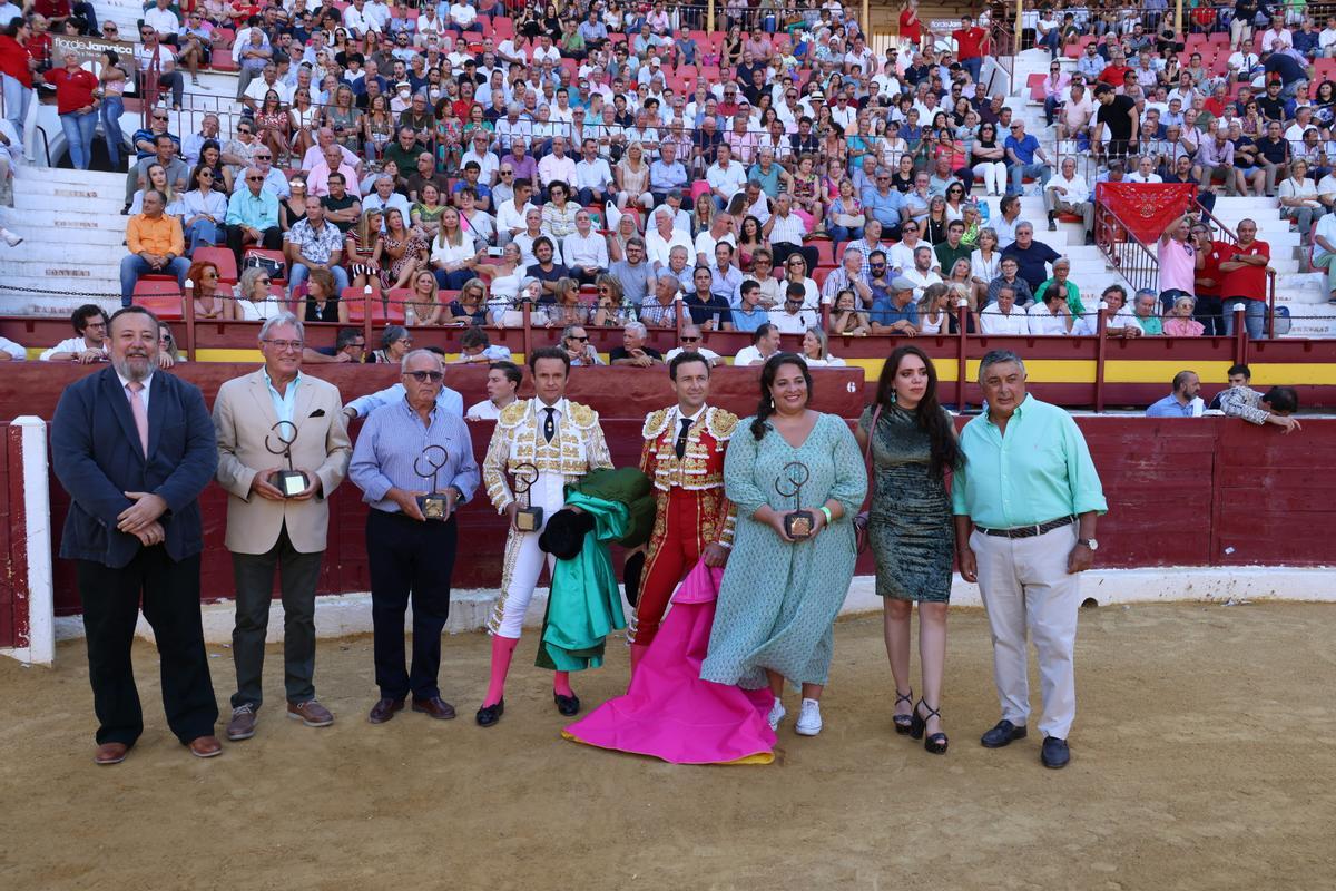 Familiares, amigos y compañeros de los diestros acudieron a la corrida.