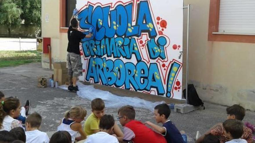 Dos jóvenes de Cullera imparten clases de grafiti en una escuela italiana