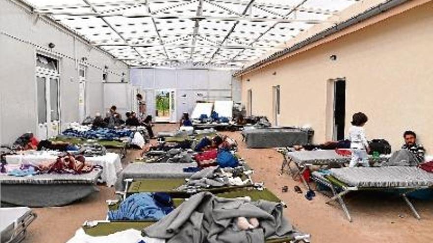 Diversos immigrants descansen en un centre de refugiats de Sèrbia.