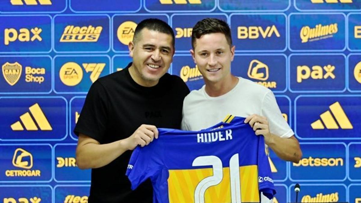 Ander Herrera, a la derecha, en su presentación con Boca Juniors junto a Juan Román Riquelme.