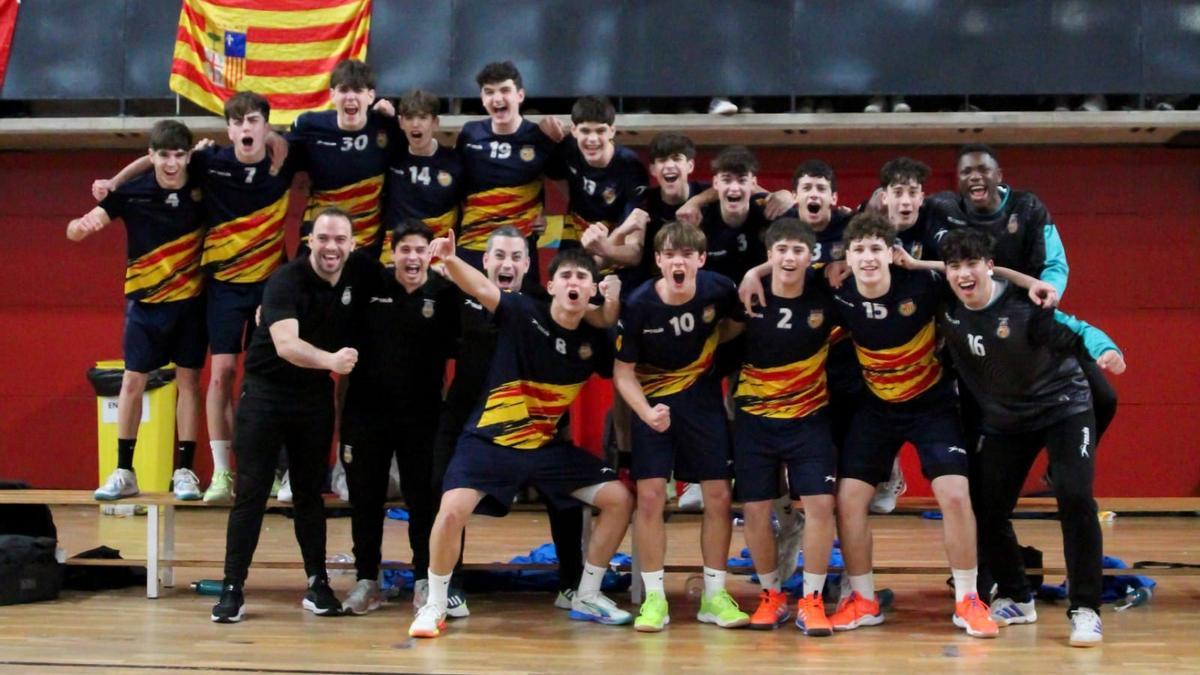 El equipo cadete masculino celebra su pase a la final.
