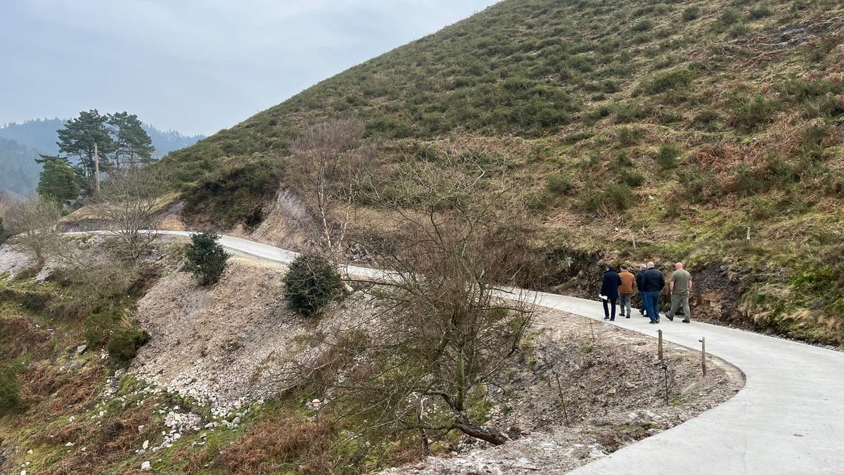 Los responsables municipales y Fernando Prendes, recorriendo la pista de Busternales