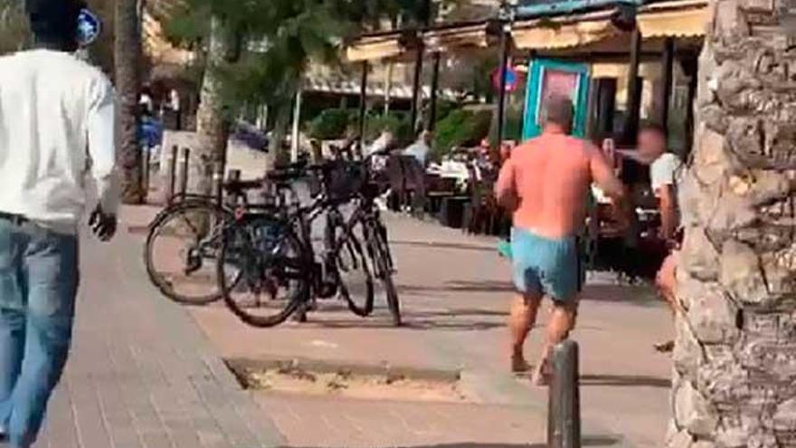 Un turista persigue al malhechor (d) por la Playa de Palma.