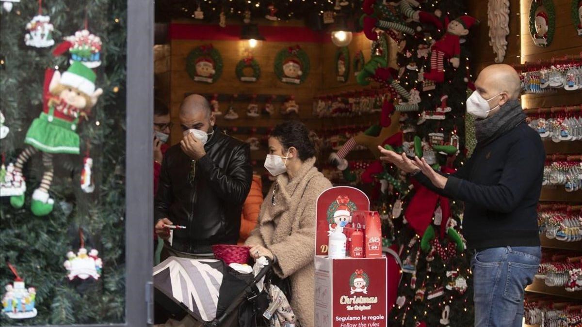 Primeras compras navideñas en la vía del Corso, en Roma.