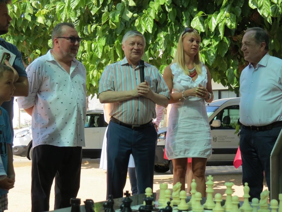 Anatoly Kàrpov inaugura un espai públic per a jugar escacs a Platja d''Aro