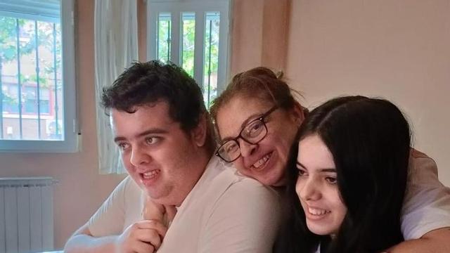 Estela del Álamo amb la seva família, a casa seva. | EL PERIÓDICO