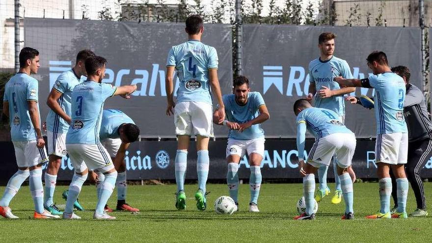 Los jugadores del Celta B calientan antes de iniciarse un partido en Barriero. // Marta G. Brea