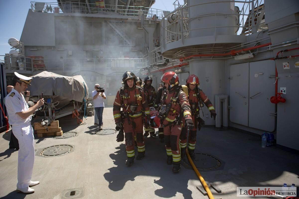 Espectaculares imágenes del simulacro de accidente de la Armada en el Puerto de Cartagena