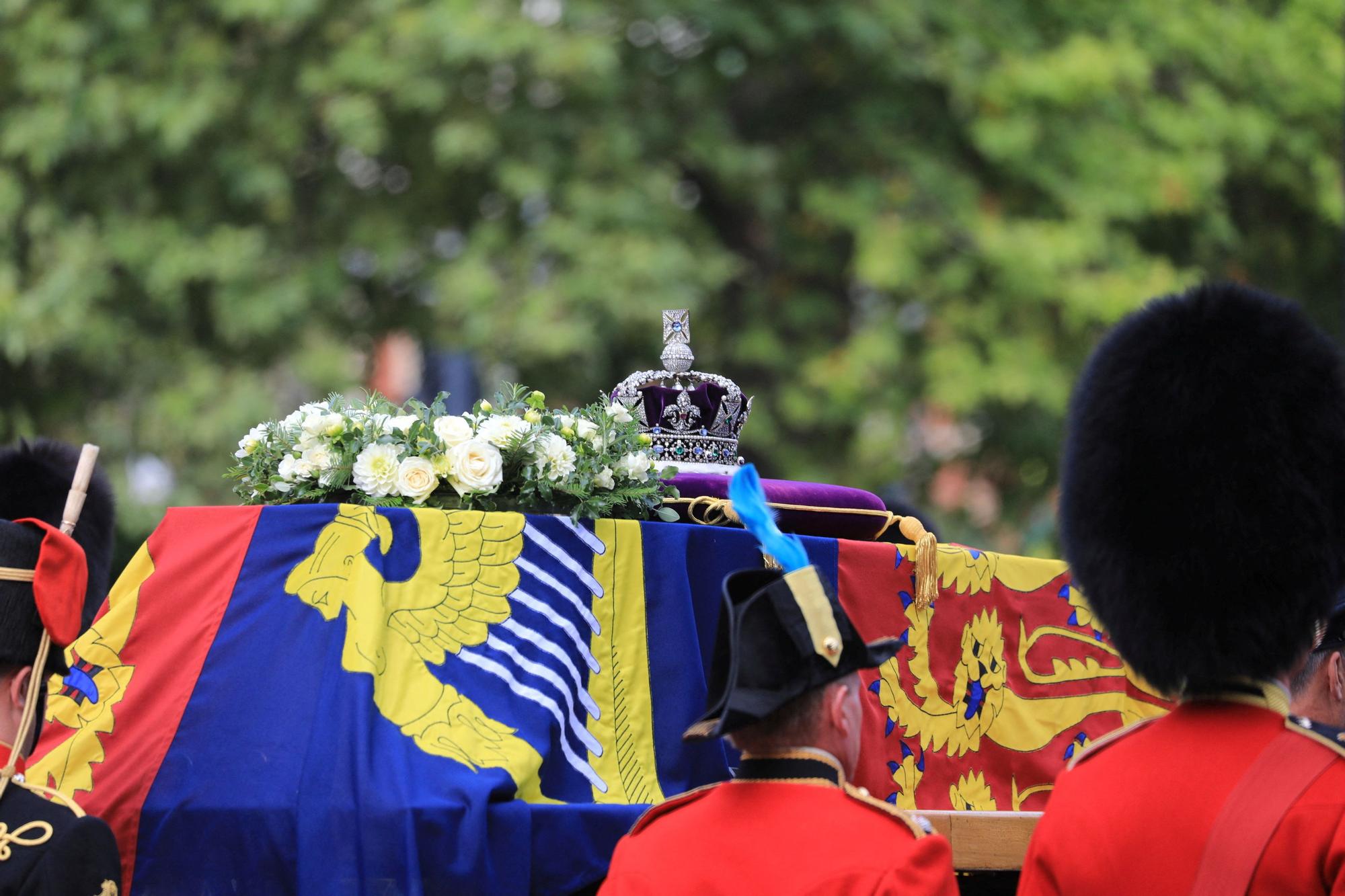 Traslado del féretro de Isabel II a Westminster.