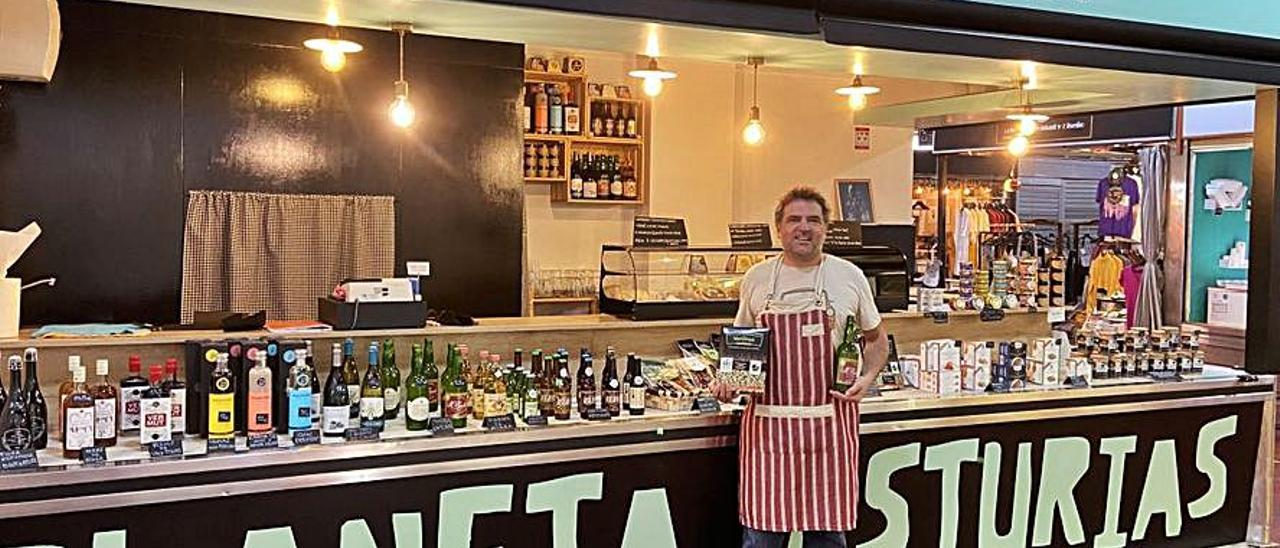 Ricardo Gutiérrez, en su tienda del mercado de la Cebada de Madrid.