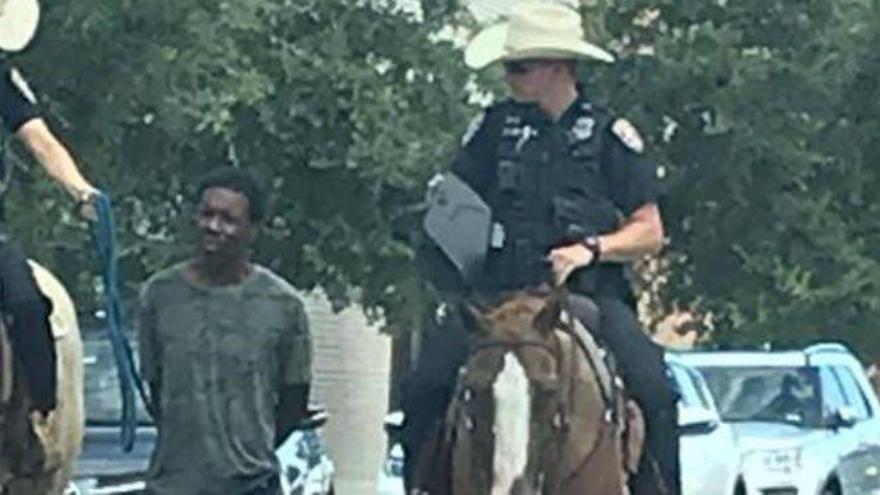 Indignación en EEUU por una foto de dos policías a caballo llevando a un hombre negro atado a una cuerda