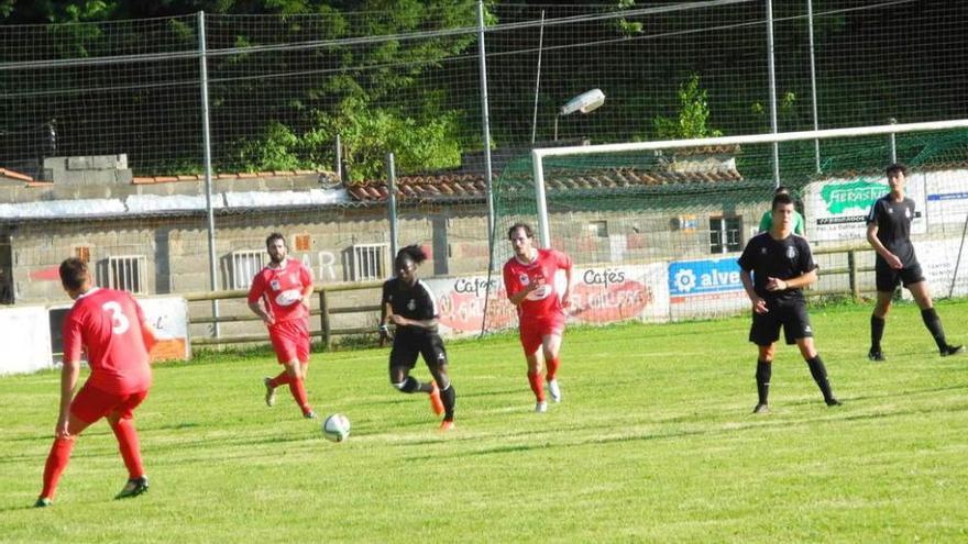 Michael Awaah saca el balón en defensa durante el partido de ayer en Tineo.