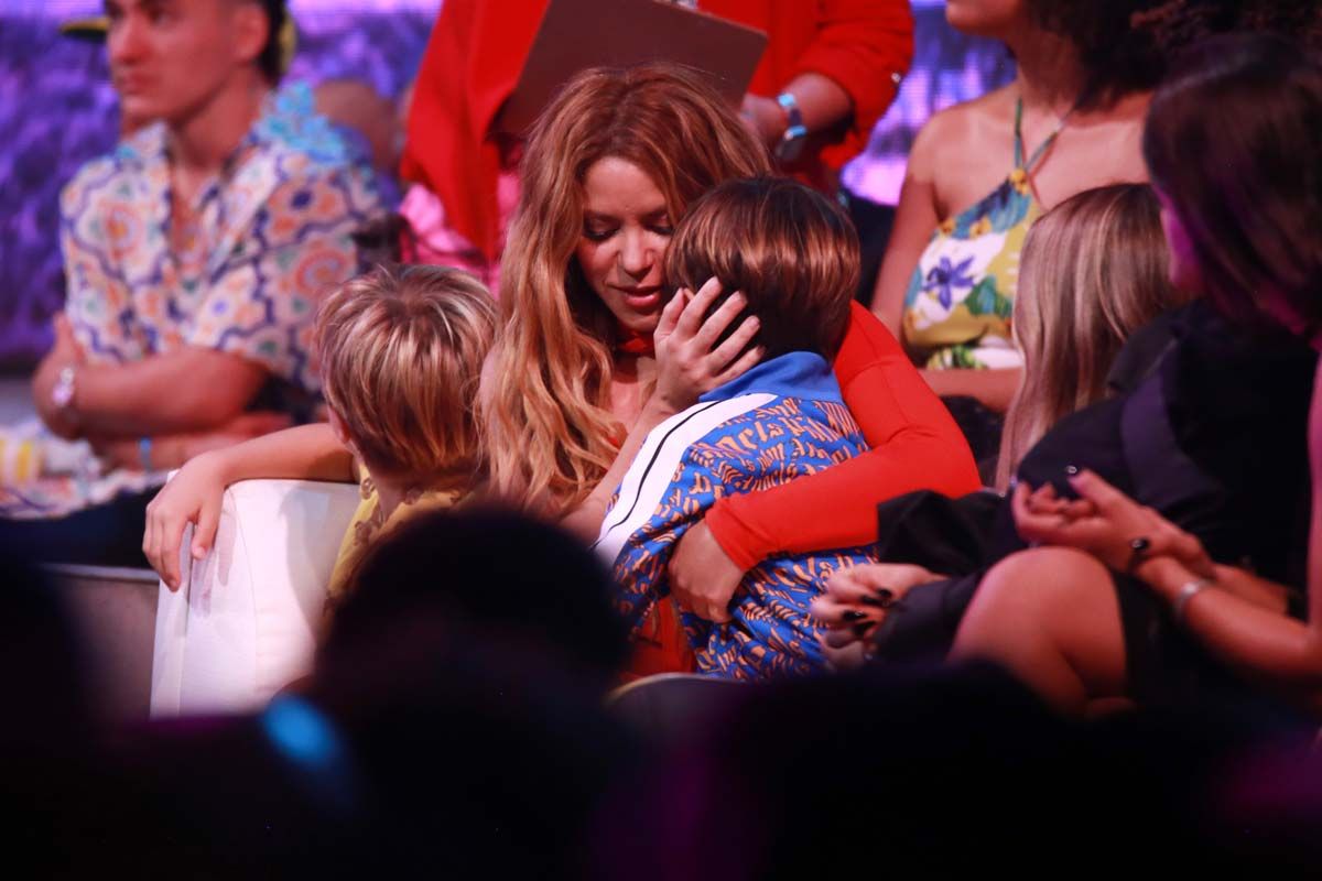 El abrazo de Shakira a sus hijos Milan y Sasha en los Premios Juventud 2023