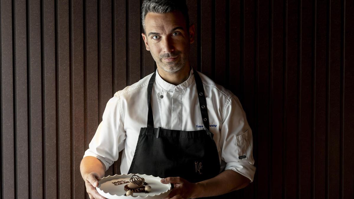 El pastelero Xavier Donnay con el postre 100% Cacao en Il Milione.