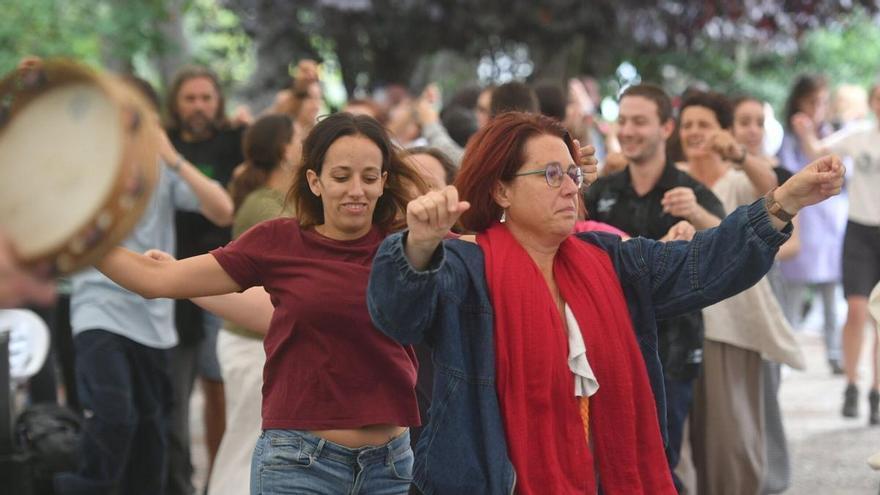 La romería de Santa Margarita, en A Coruña, desafía la lluvia con música de raíz, a la espera del día grande