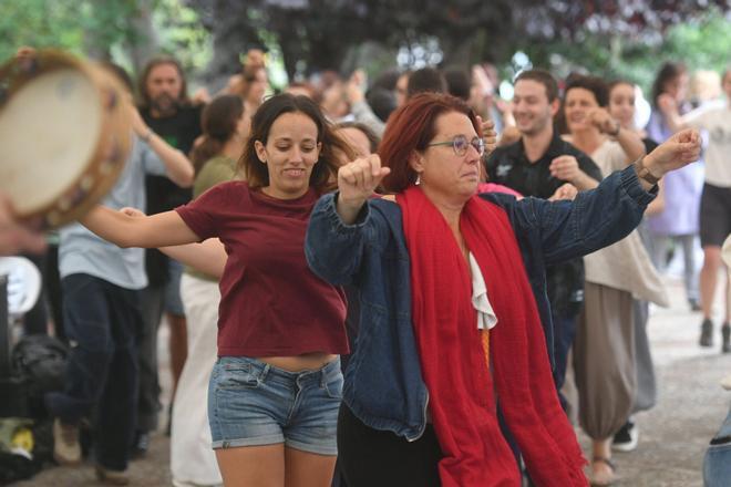 La romería de Santa Margarita, en A Coruña, desafía la lluvia con música y talleres
