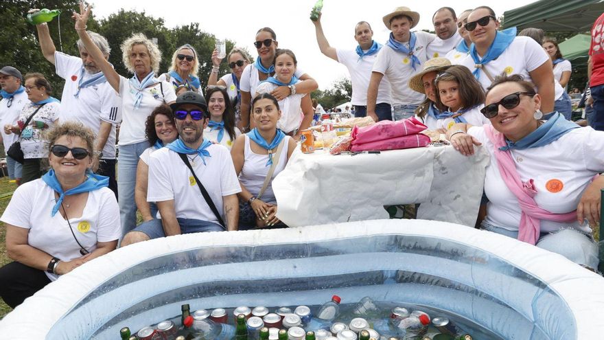 Miles de romeros llenan el prao de El Carmín en una de las romerías mas multitudinarias de Asturias